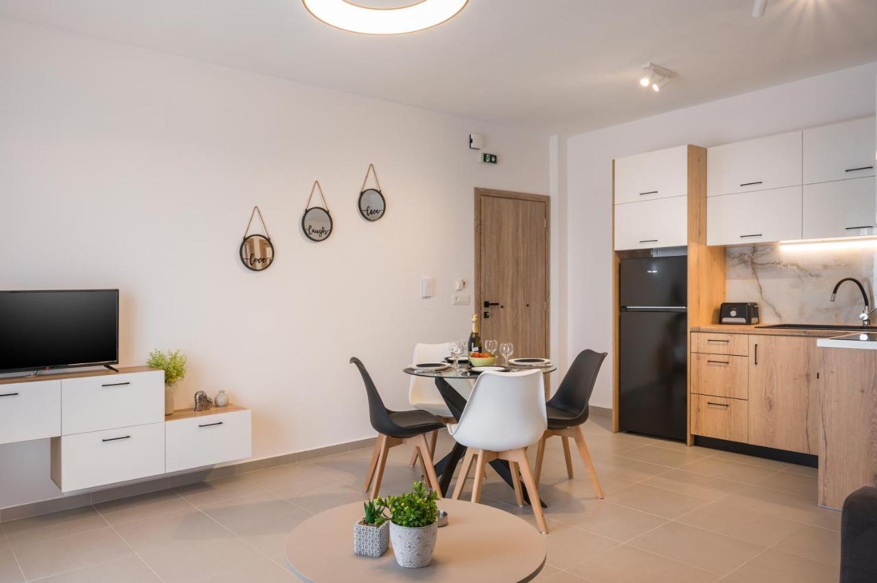 Indigo Blue Seaside Deluxe Apartments กิสเซมอส ภายนอก รูปภาพ